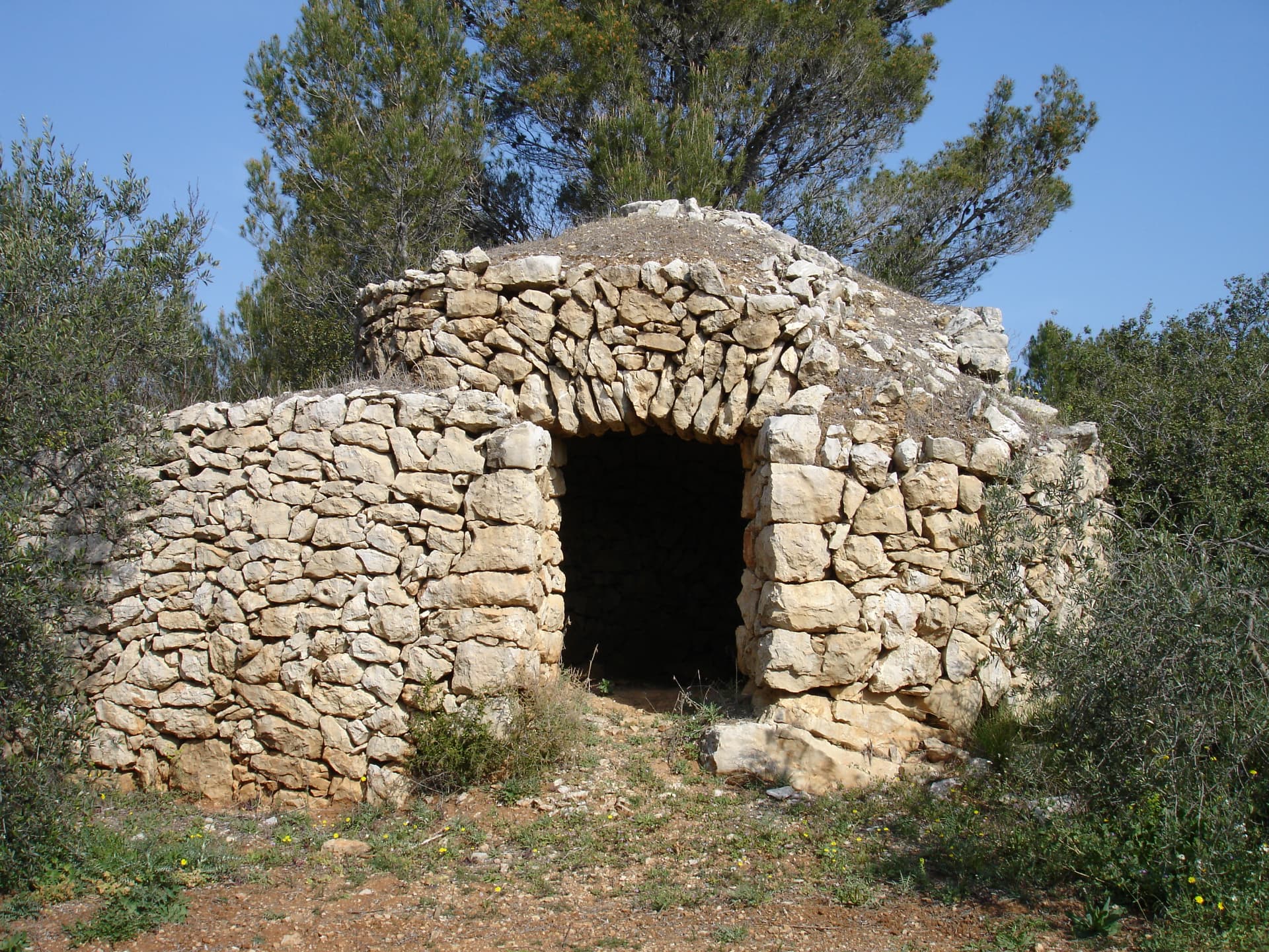 Entrada d'una barraca de pedra seca