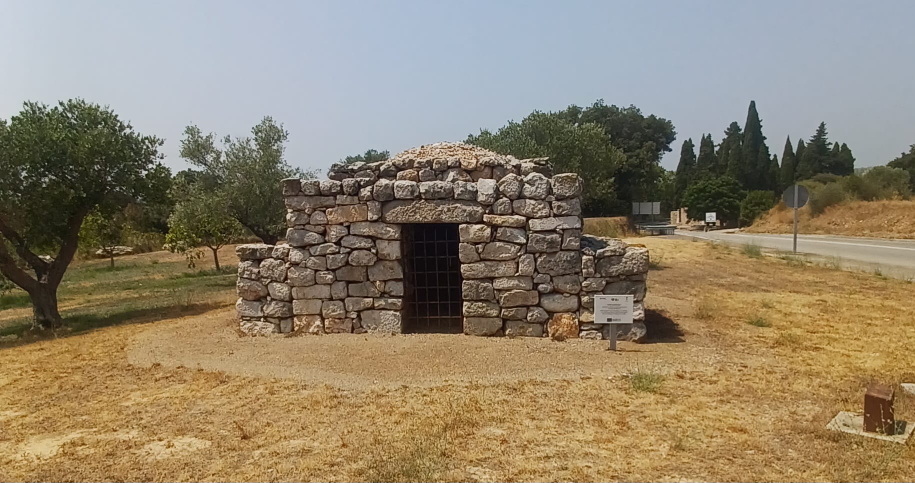 Barraca de pedra seca als camps d’Avinyonet de Puigventós al capvespre